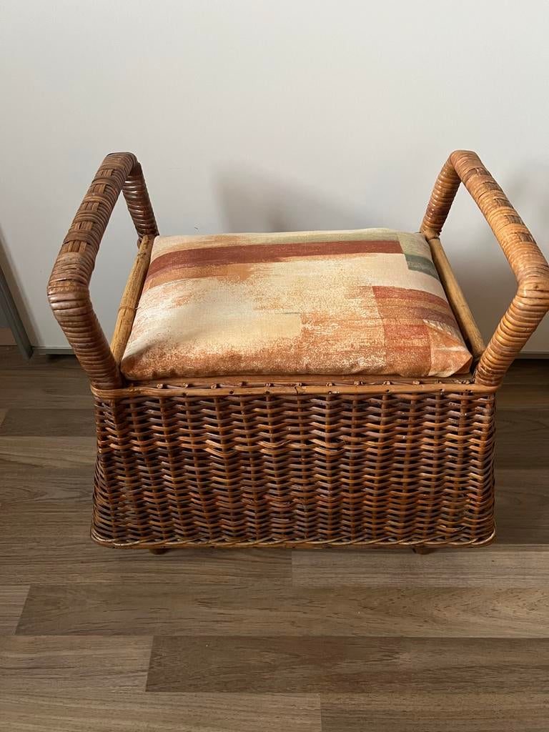 Vintage rotan naaimand / voetenbankje met kussen, Ophalen, Minder dan 50 cm, Gebruikt, Riet of Rotan
