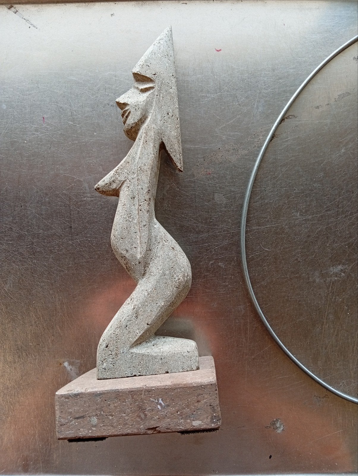 Unieke stenen sculptuur van een knielende vrouw, Ophalen of Verzenden, 20 - 50 cm, Steen of Keramiek, Beeld