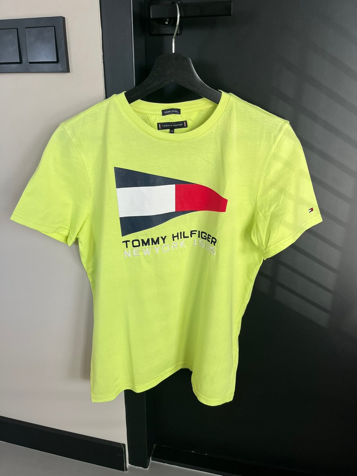 Tommy Hilfiger t-shirt geel zwart rood wit 164 176, Ophalen of Verzenden, Zo goed als nieuw, Jongen, Shirt of Longsleeve