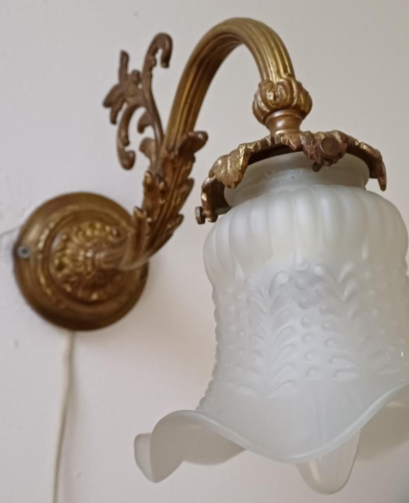 Antiek goudverguld wandlamp met blankglas geschulp kapje, Ophalen of Verzenden