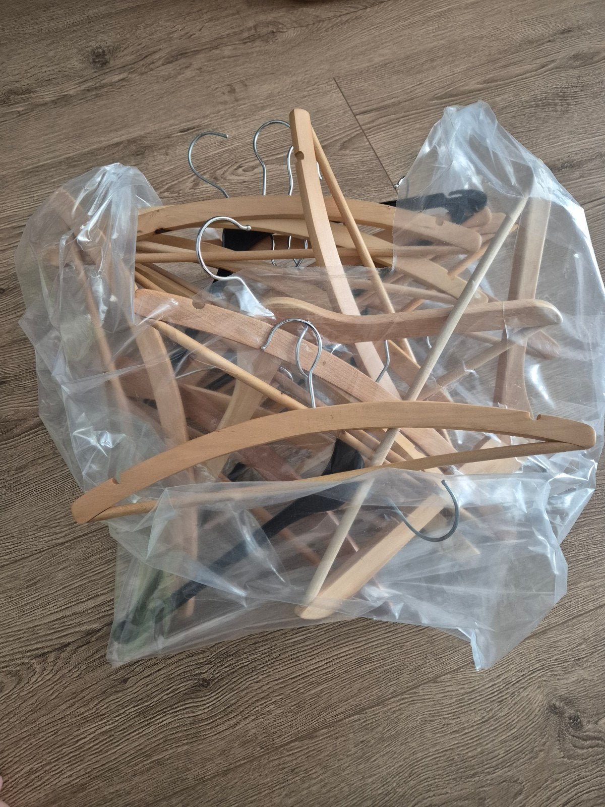 Houten kledinghangers gratis, Kleding | Dames, Kledinghangers, Ophalen, Gebruikt, Hout, Volwassenen