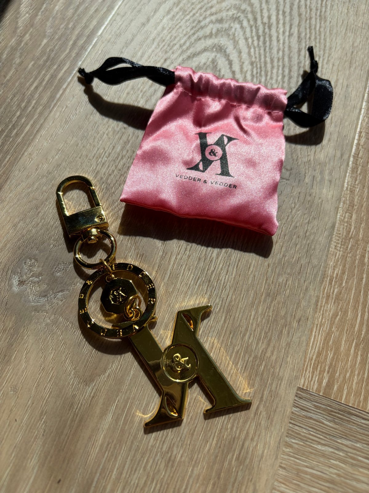 Vedder & Vedder logo sleutelhanger, Ophalen of Verzenden, Nieuw, Merk