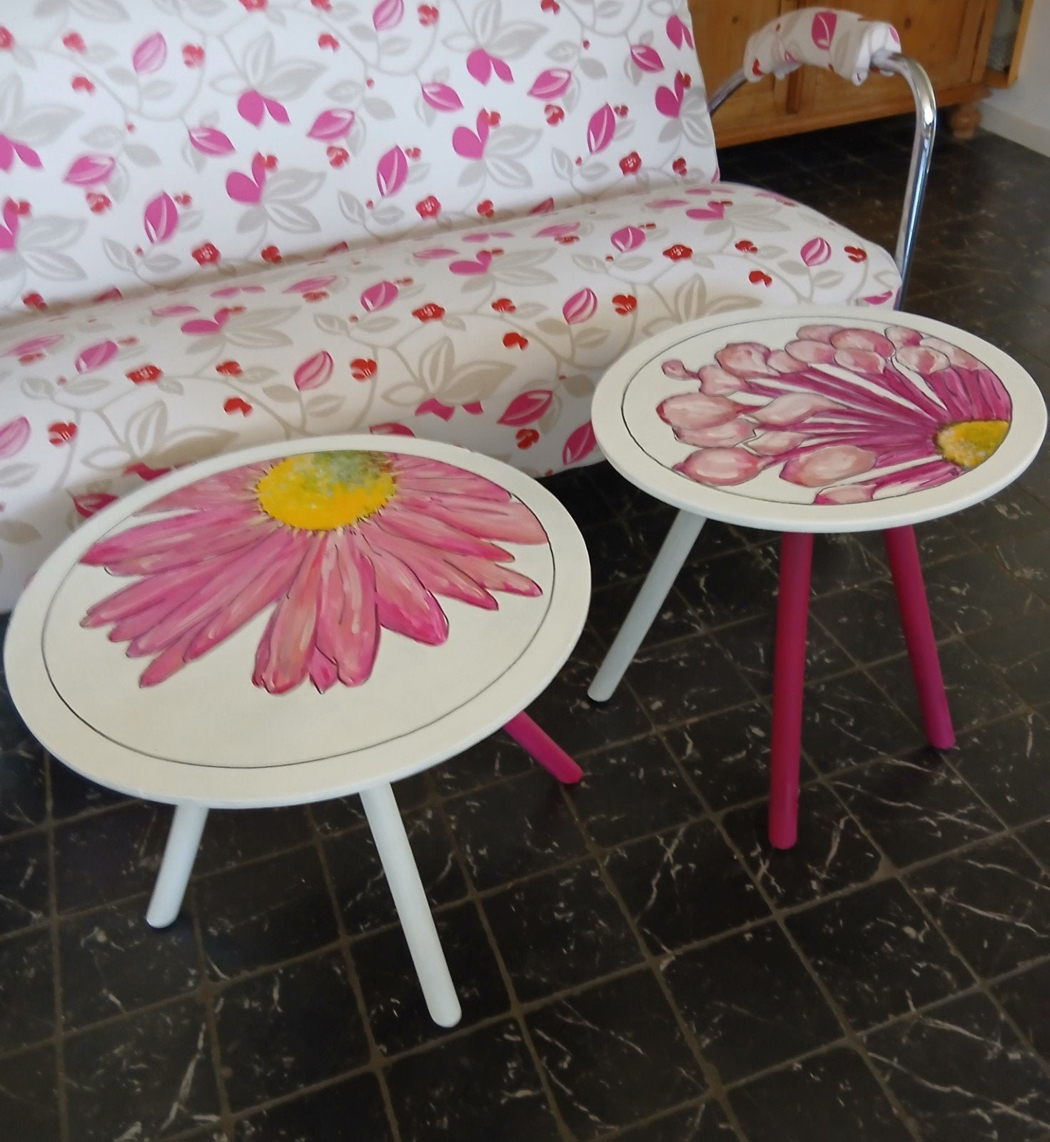 Set van 2 handbeschilderde bijzettafels met bloemmotief, Ophalen, Gebruikt, Bloem, Handgeschilderd, Decoratief, Rond