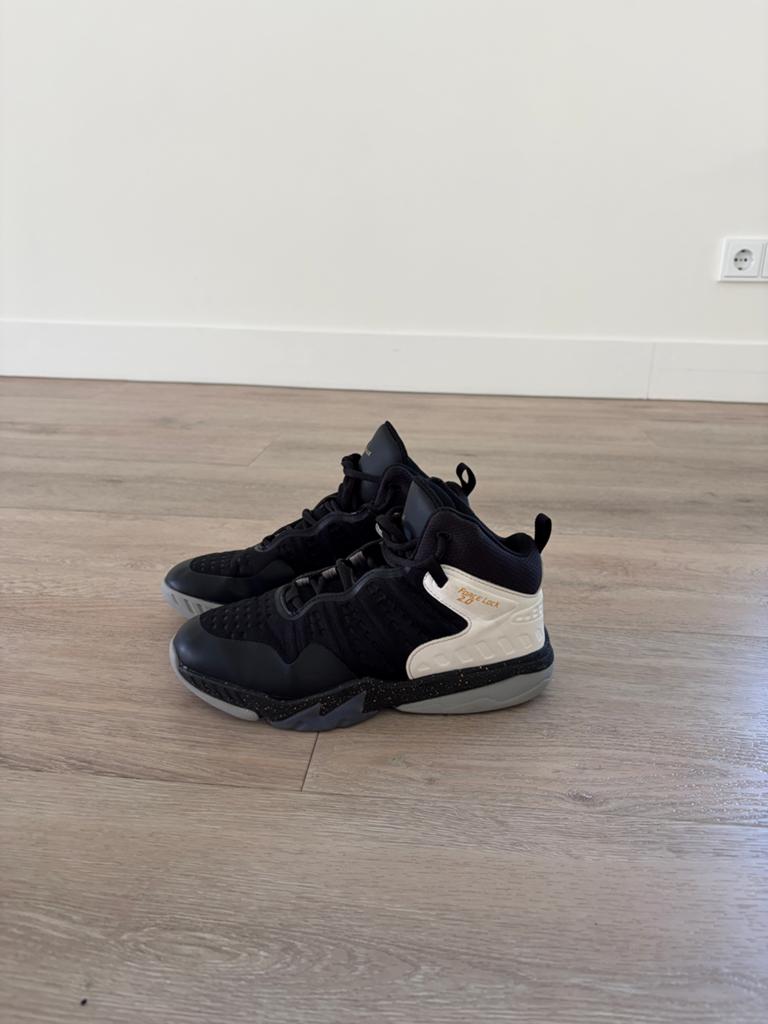 Tarmak basketbalschoenen maat 37, Ophalen of Verzenden, Zo goed als nieuw, Zwart, Sneakers of Gympen