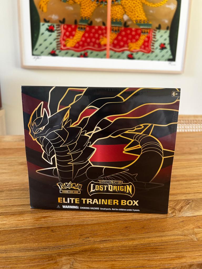 Lost Origin ETB uit Sealed Case - nog 2x beschikbaar, Ophalen, Zo goed als nieuw, Boosterbox, Foil