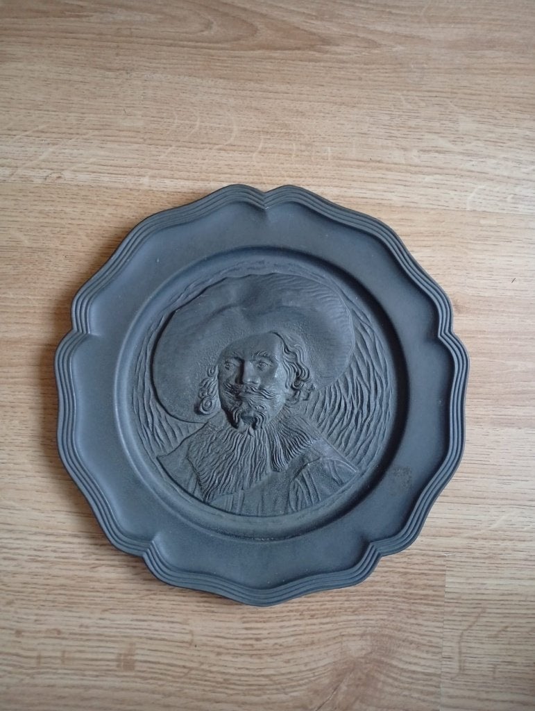 Tinnen bord man met grote hoed, Ophalen of Verzenden