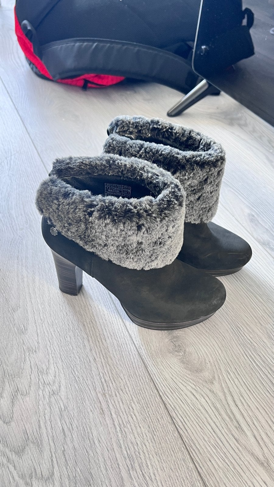 Ugg laarzen met hak en bont - Maat 36, Kleding | Dames, Schoenen, Ophalen of Verzenden, Gedragen, Zwart, Lage of Enkellaarzen