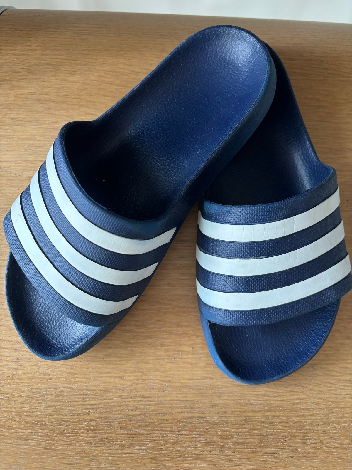 Adidas Adilette slippers - Blauw met witte strepen, Kleding | Dames, Ophalen, Zo goed als nieuw, Blauw, Slippers