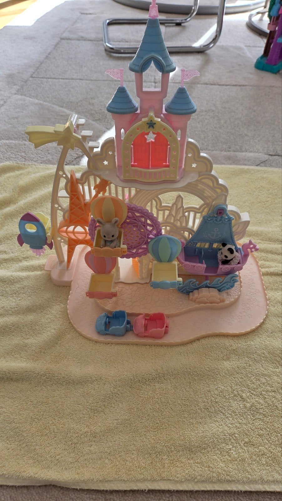 Sylvanian Families Kasteel met Kermisattracties, Ophalen, Zo goed als nieuw
