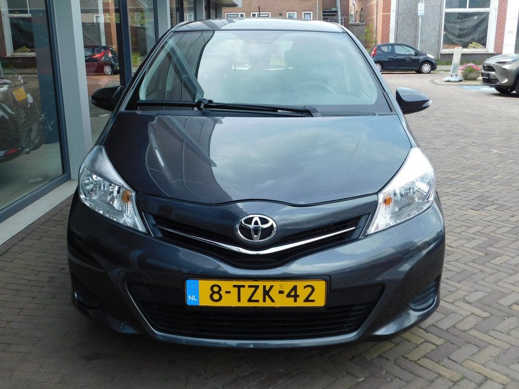 Toyota Yaris 1.0 VVT-i Now (bj 2014), Auto's, Stof, Gebruikt, Bedrijf, Handgeschakeld