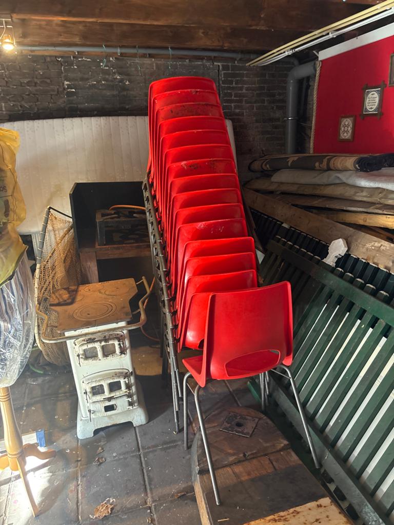 16 rode stoelen, Ophalen, Kunststof, Gebruikt, Vijf, Zes of meer stoelen