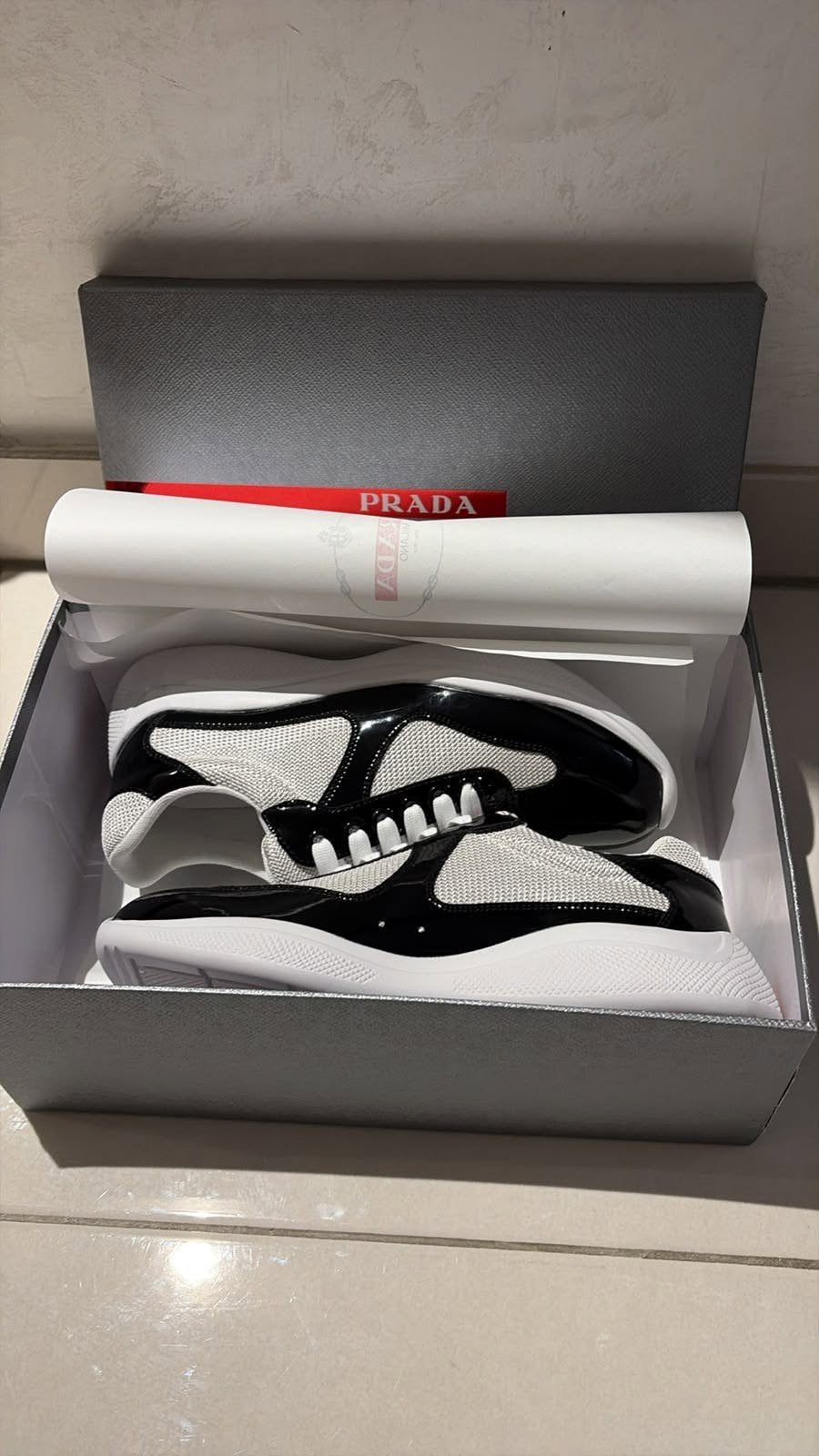 Prada Cups Maat 40 Zwart Wit Gloednieuw met Doos, Ophalen, Zwart, Nieuw, Sneakers of Gympen