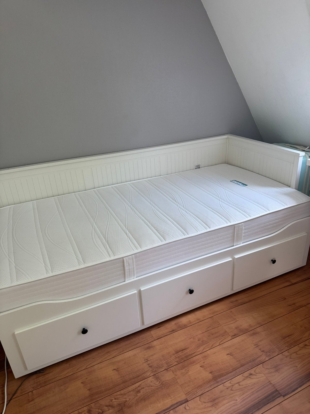 Bedbank Ikea Hemnes 100x200 met schoon en goed matras, Ophalen, Eenpersoons, Wit, Zo goed als nieuw