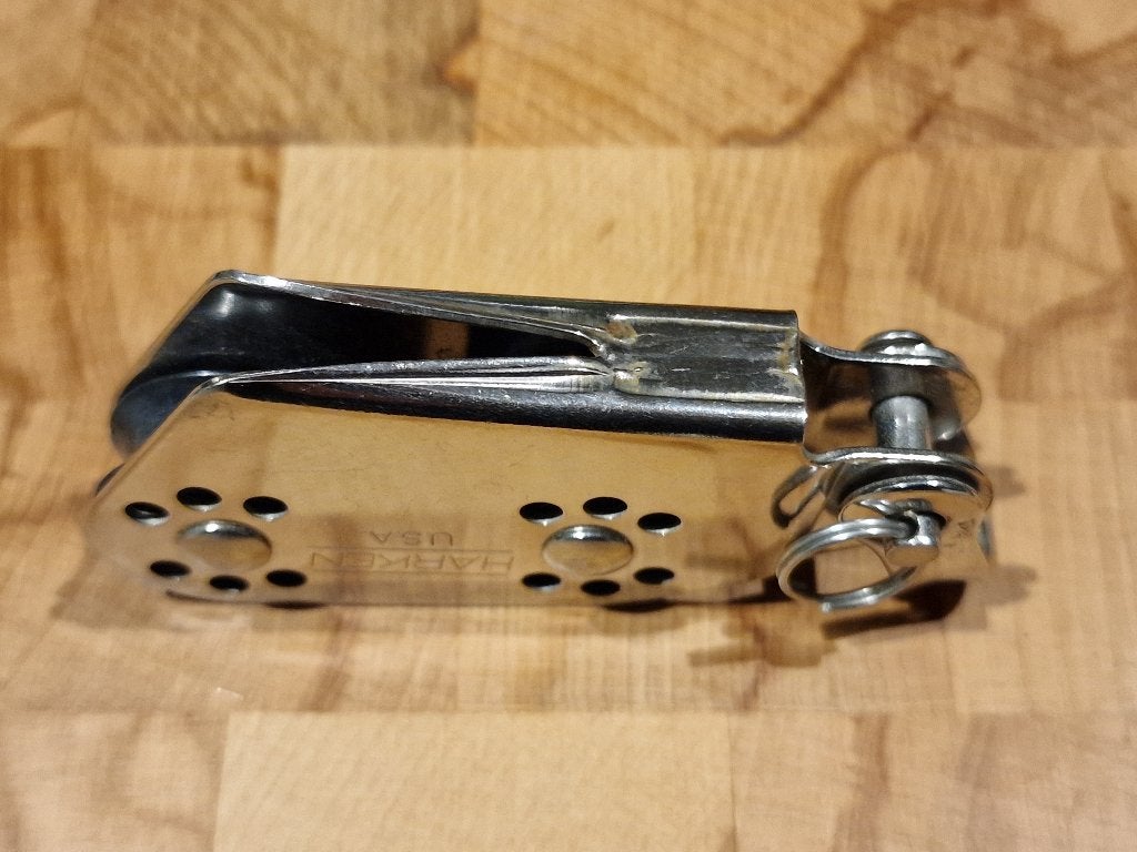 Harken micro vioolblok met V-klem nr 244, Watersport en Boten, Bootonderdelen, Ophalen of Verzenden, Gebruikt, Dekbeslag, Zeilboot
