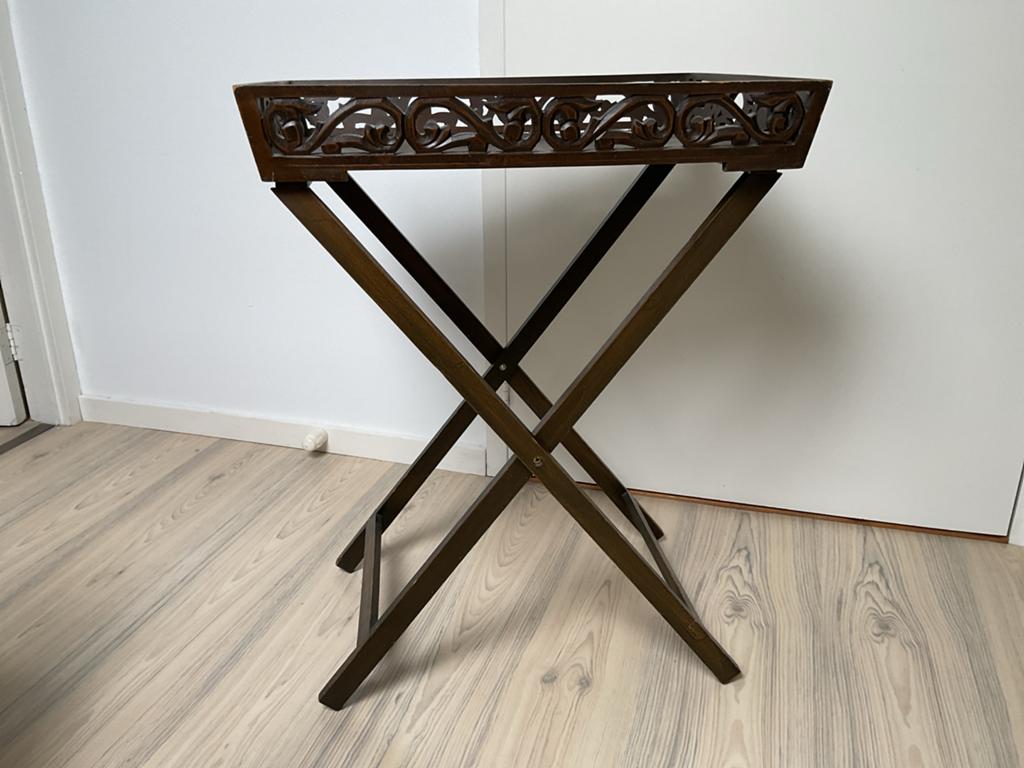 “Antieke” houten dienbladtafel met sierlijk houtsnijwerk, Huis en Inrichting, Ophalen, Gebruikt, 50 tot 100 cm, Overige houtsoorten