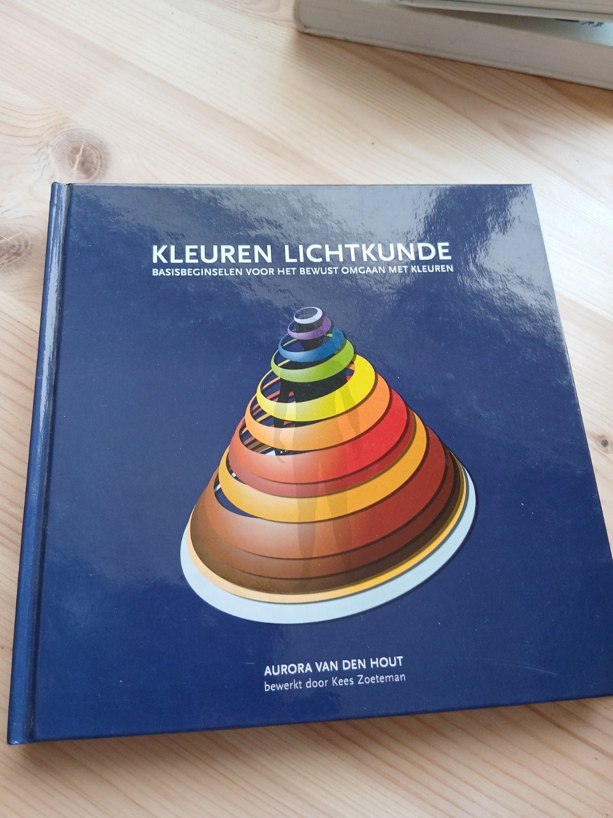 Kleuren Lichtkunde - Aurora van den Hout, Nederlands, Ophalen of Verzenden, Zo goed als nieuw, Van Dale