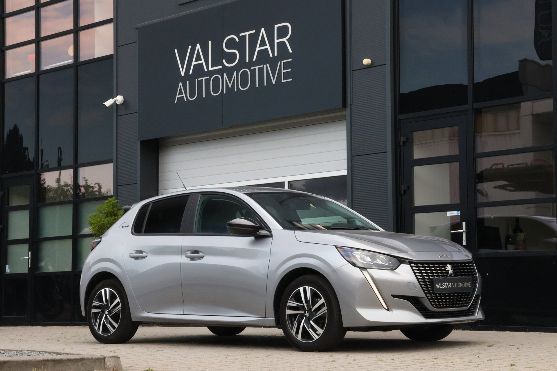 Peugeot 208 1.2 STYLE 100 PK | AUTOMAAT | CAMERA | LED, Gebruikt, Bedrijf, 19 km/l, Adaptive Cruise Control