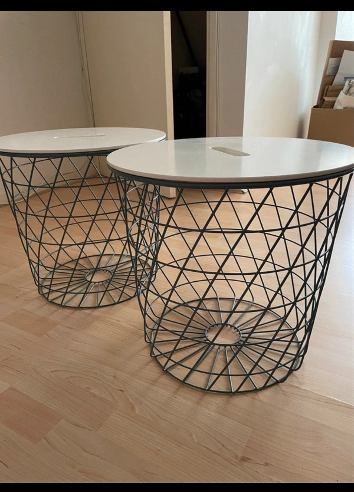 2x metalen bijzettafels met wit blad van Ikea, Huis en Inrichting, Minder dan 45 cm, Minder dan 55 cm, Gebruikt, Metaal of Aluminium