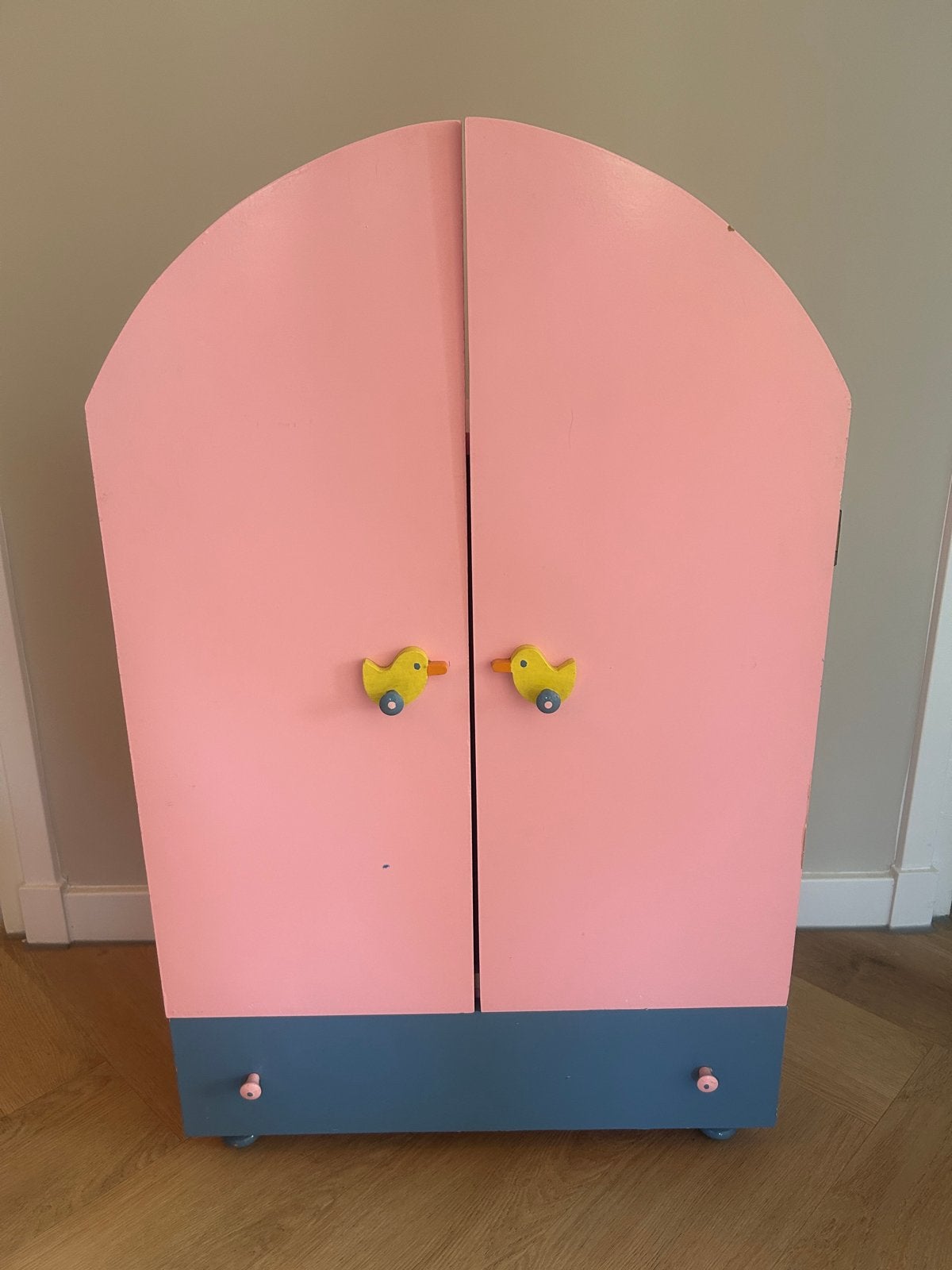 Roze poppen kledingkast met lade en eendjesknoppen, Kinderen en Baby's, Speelgoed | Poppen, Ophalen, Gebruikt, Overige typen