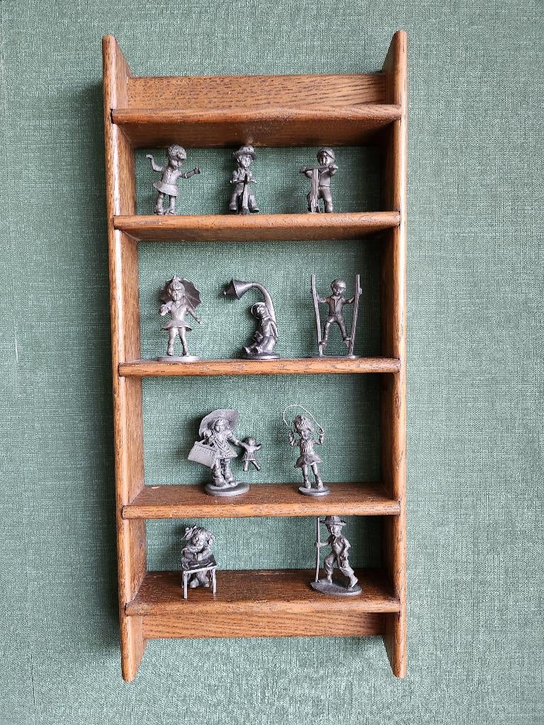 Eikenrekje met 10 tinnen beeldjes van spelende kinderen, Ophalen of Verzenden