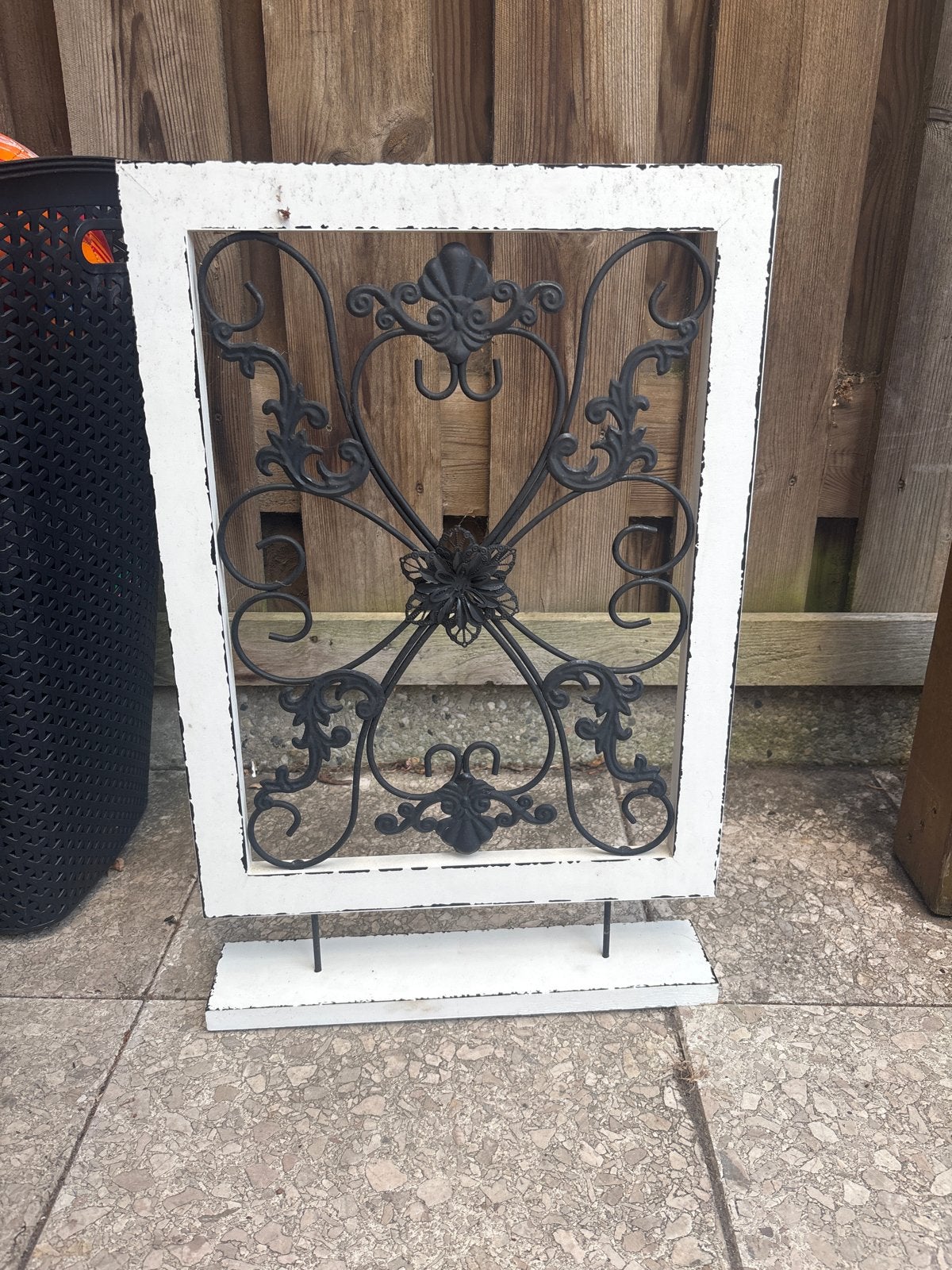 Decoratief metalen ornament in wit houten frame, Hout, Ophalen of Verzenden, Wit, Gebruikt