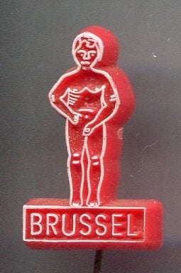 Manneke PIS Brussel wit op rood plastic speldje ( U_086), Verzenden, Zo goed als nieuw, Stad of Land, Speldje of Pin