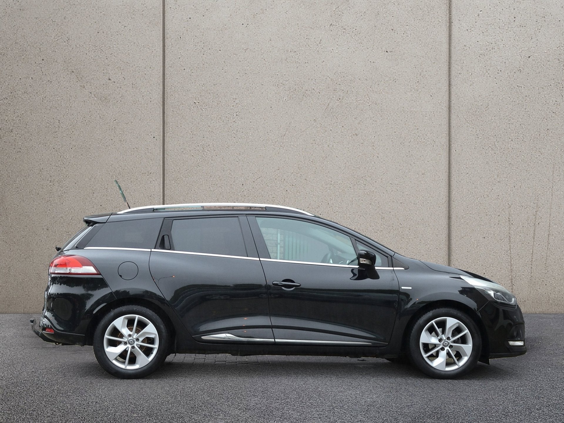 Renault Clio Estate 0.9 TCe Limited | Navigatie | Trekhaak |, 898 cc, Gebruikt, 580 kg, Origineel Nederlands