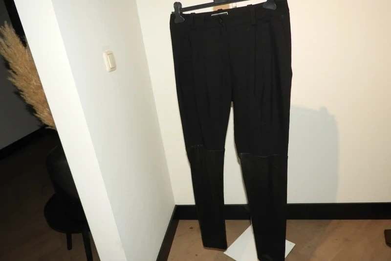 Annette Gortz zwarte broek leder look deel onderkant mt 40, Kleding | Dames, Maat 38/40 (M), Verzenden, Zwart, Zo goed als nieuw