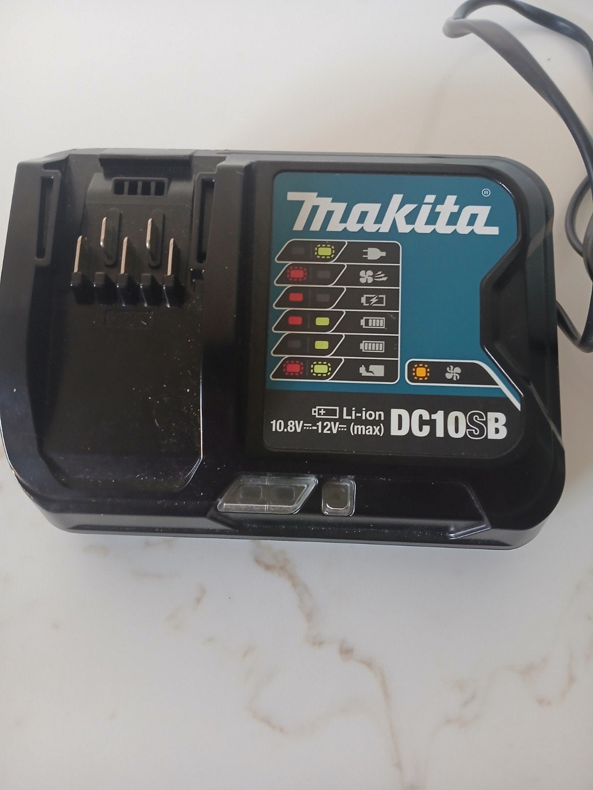 Makita DC10SB Oplader met BL1021B Accu en USB Adapter, Ophalen, Zo goed als nieuw