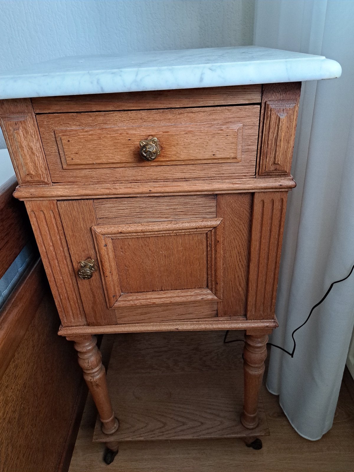 Antiek nachtkastje met marmeren blad, Huis en Inrichting, Ophalen, Gebruikt, Minder dan 45 cm, 70 cm of meer