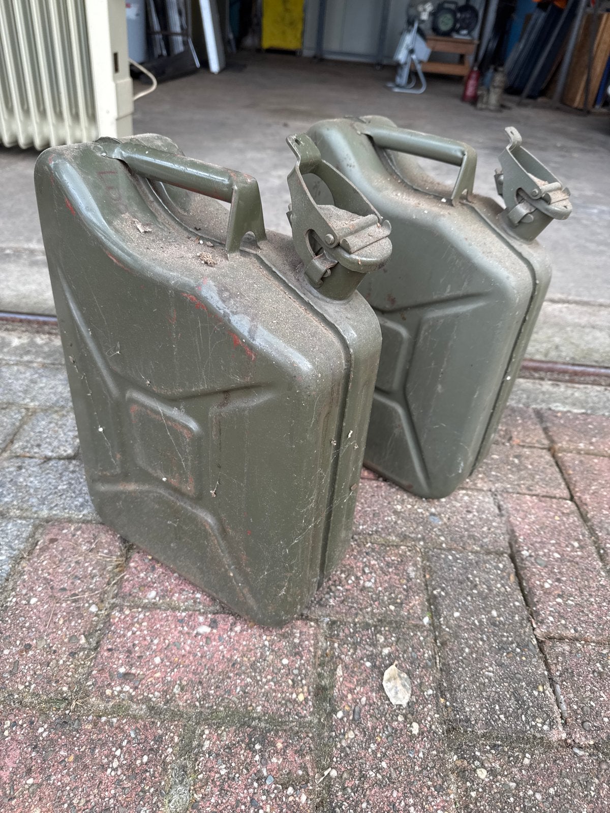 Twee robuuste jerrycans - 10 liter, Ophalen