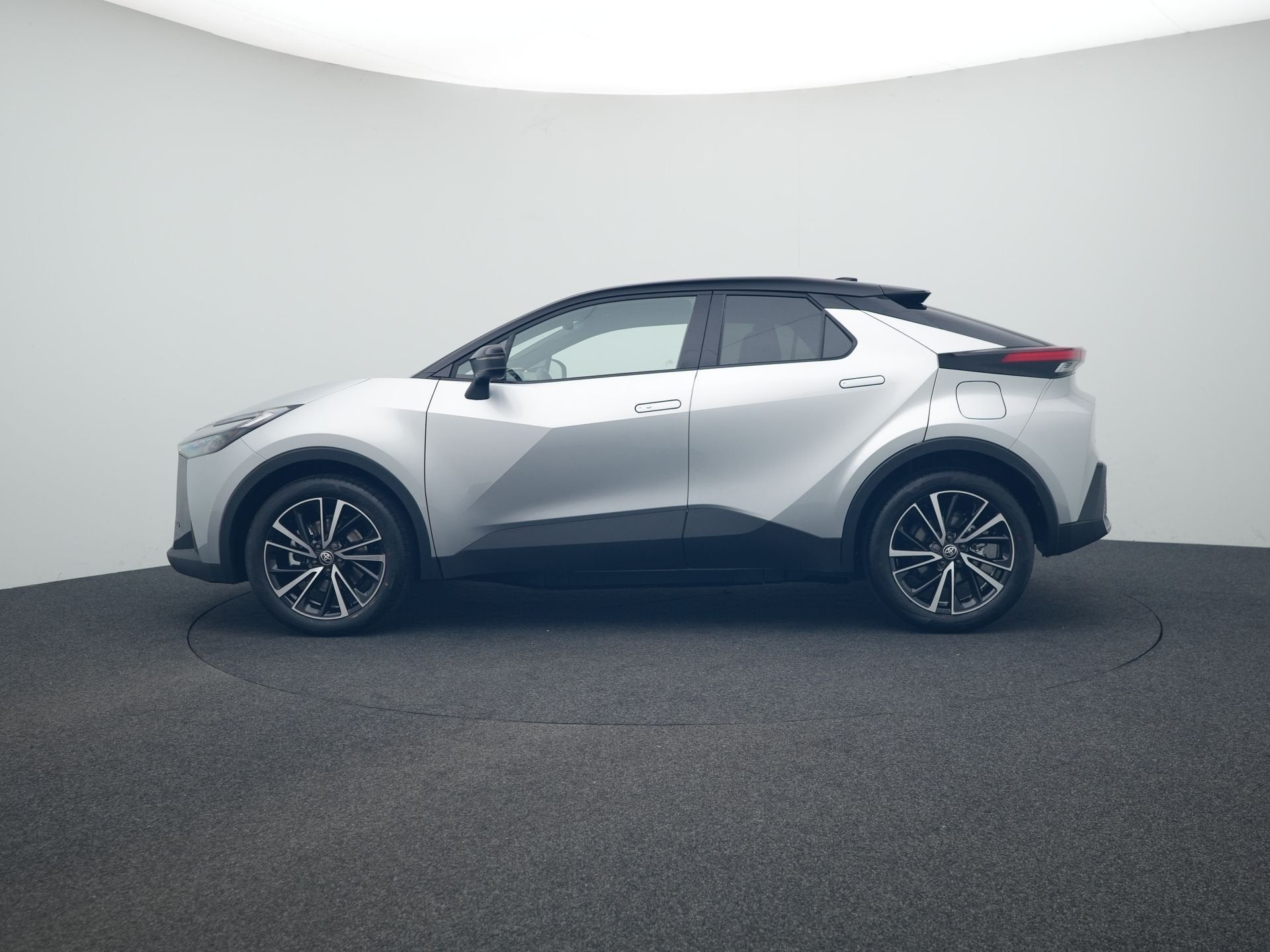 Toyota C-HR 2.0 Plug-in Hybrid 220 Executive *NIEUW*, Auto's, Toyota, 725 kg, 4 cilinders, Leder en Stof, Bedrijf