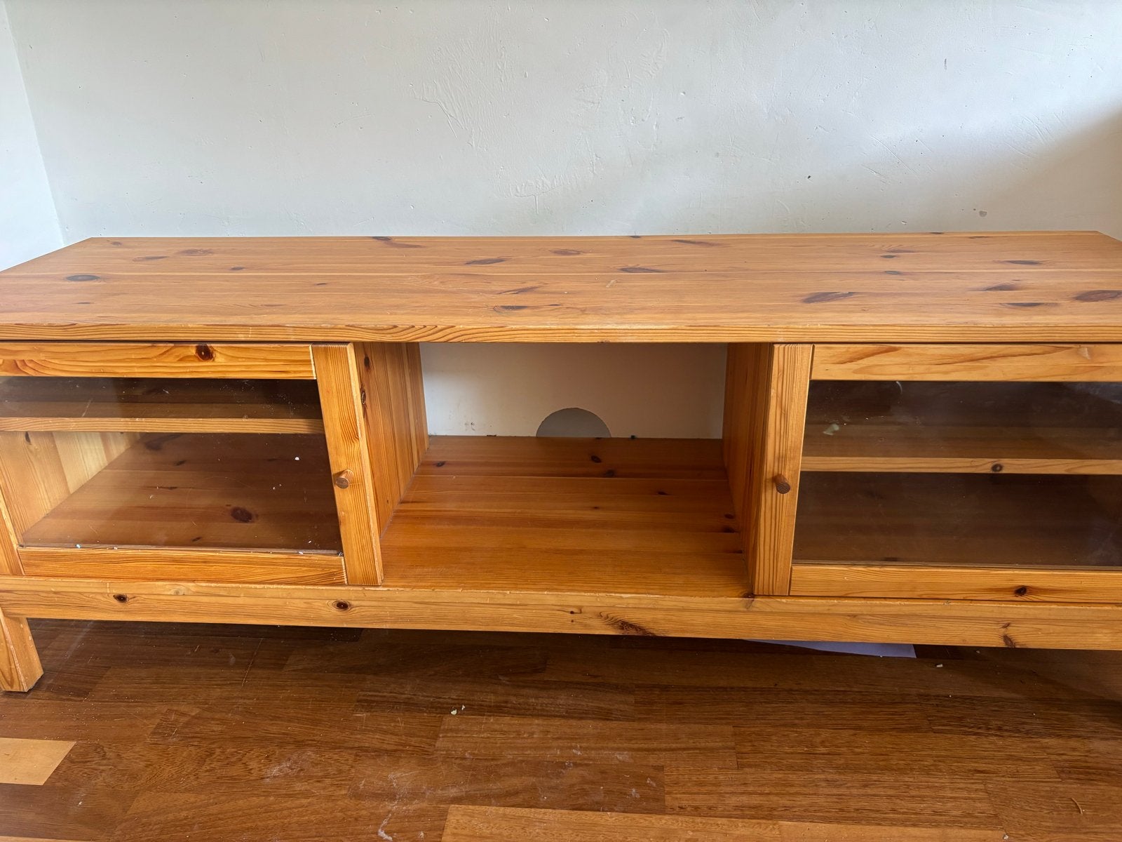 IKEA LINNARP TV-meubel grenenhout met glazen deuren, Huis en Inrichting, Kasten | Televisiemeubels, Ophalen, Gebruikt, 100 tot 150 cm
