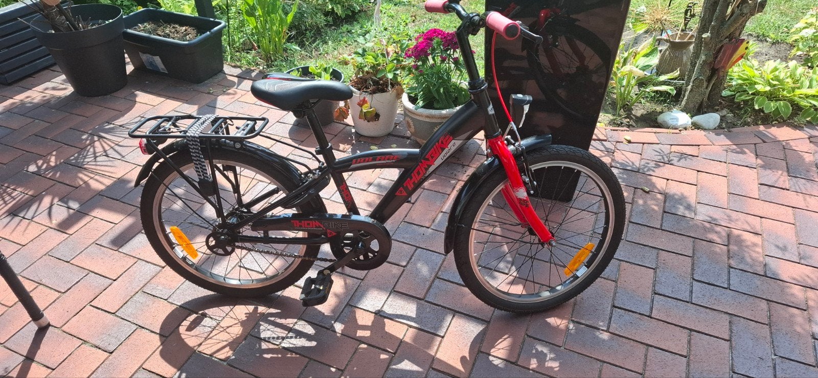 Kinderfiets 20 inch - Zwart met rode accenten, Ophalen, 20 inch of meer, Gebruikt, Velgrem
