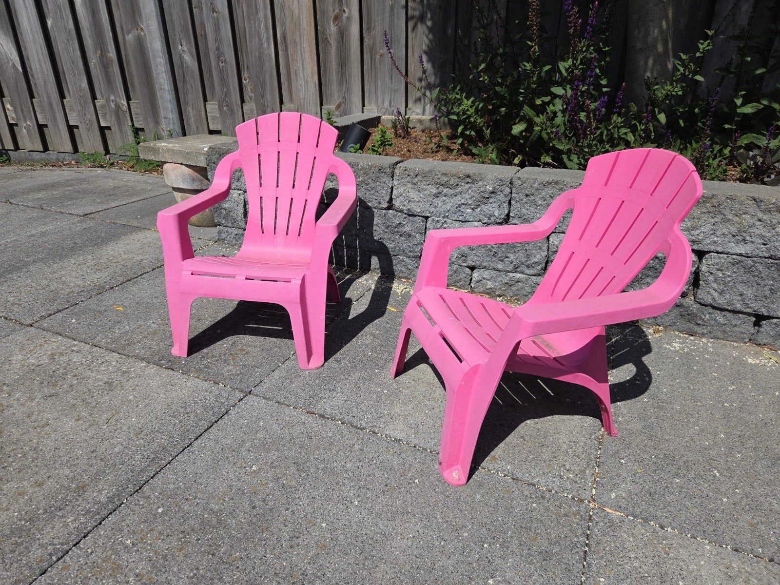 Twee roze kunststof buitenstoelen voor kinderen, Ophalen, Gebruikt, Kunststof