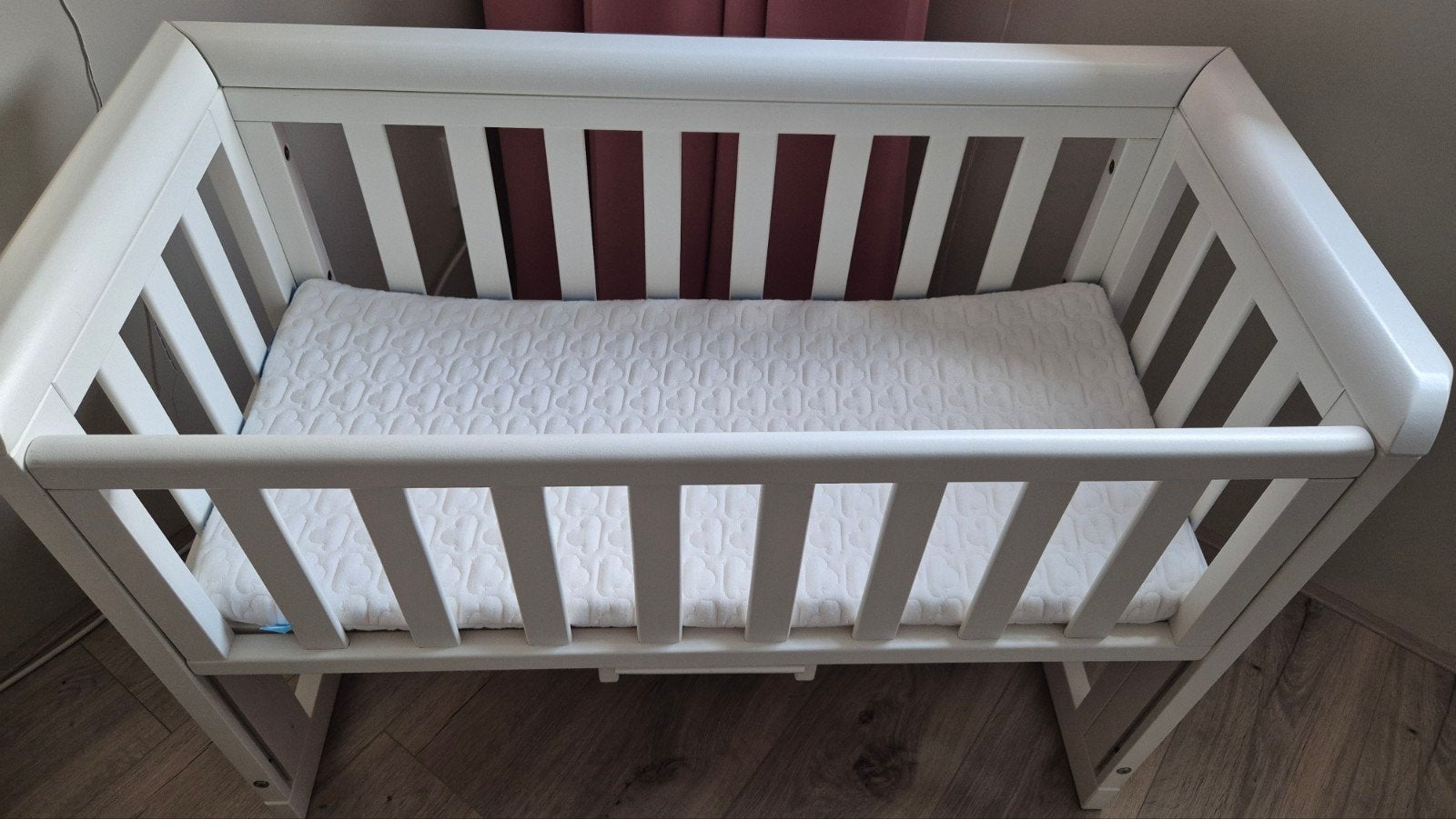 Co-sleeper wieg op wieltjes + Aerosleep matras, Kinderen en Baby's, Babywiegjes en Ledikanten, Ophalen, Zo goed als nieuw, Wieg