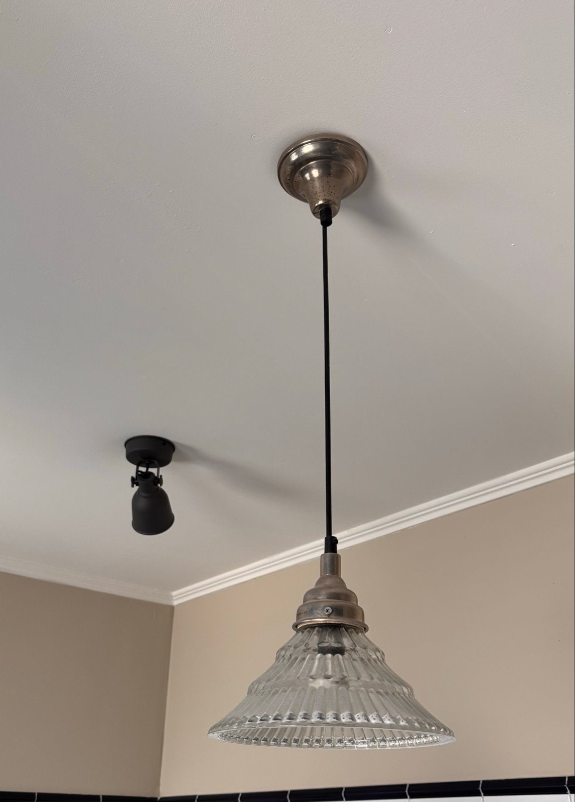 Gratis! Set van 2 vintage hanglampen met geribbeld glas, Ophalen, Gebruikt, Glas, E27 (groot)