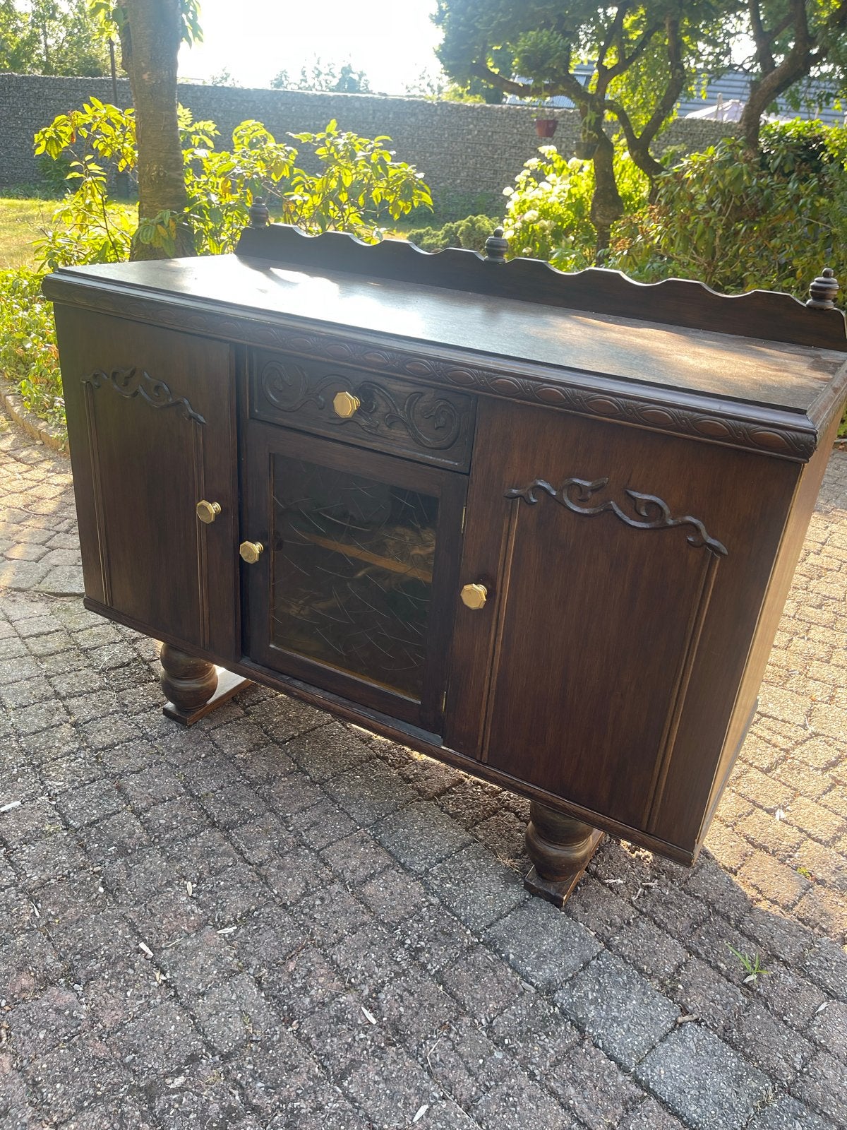 Antiek dressoir met glazen deur en houtsnijwerk, Ophalen