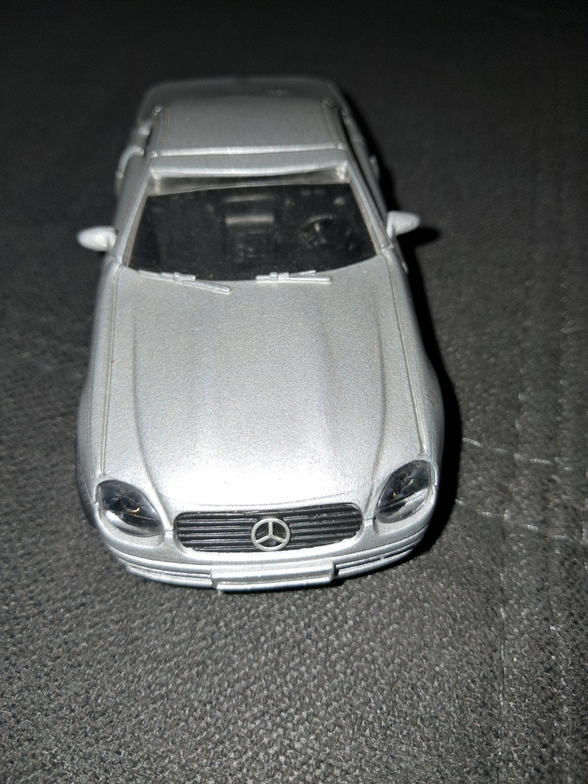 Zilveren Mercedes-Benz SLK 230 schaalmodel (1998) – Schaal 1, Ophalen of Verzenden, Overige merken