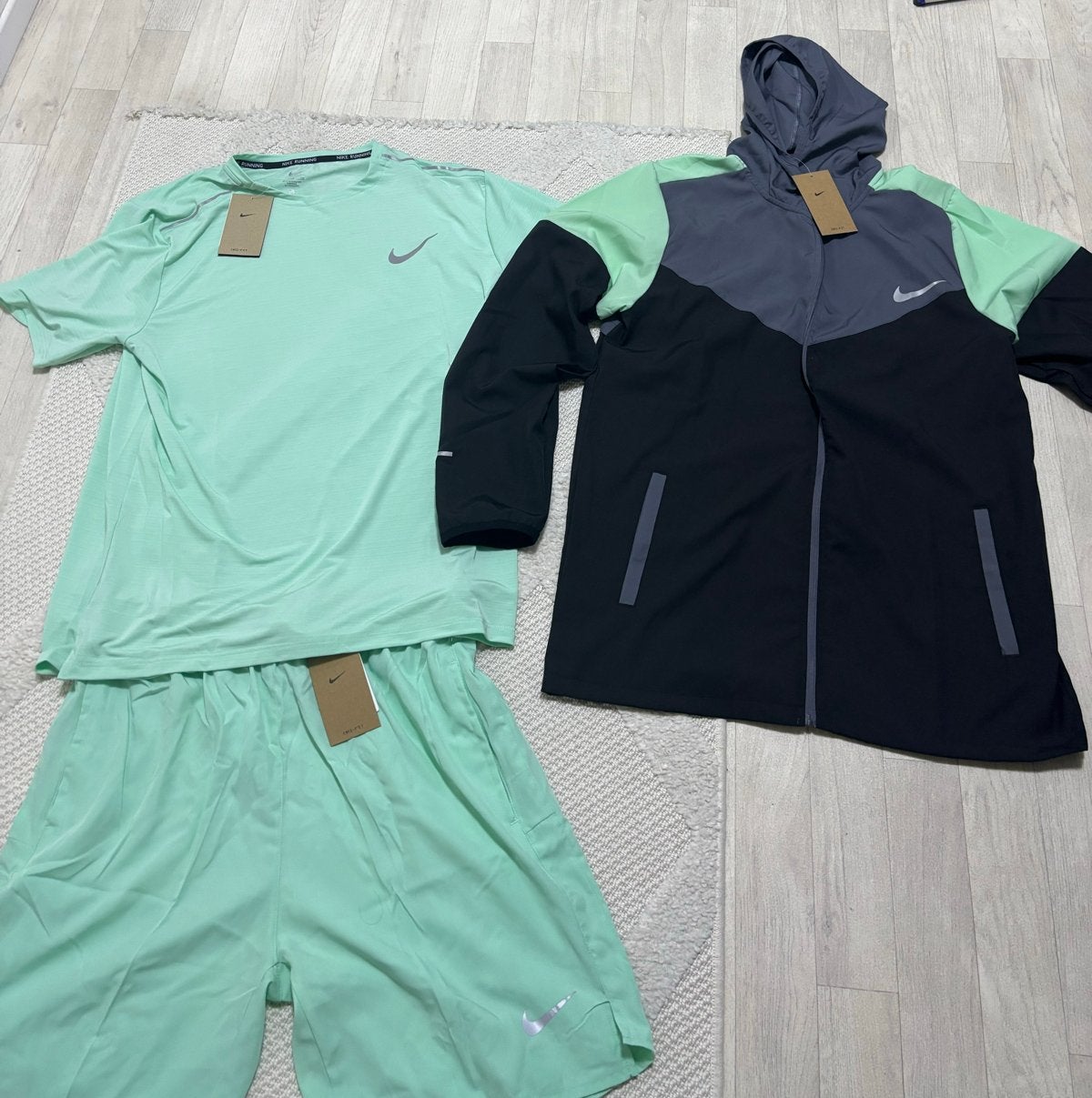 Nike miller hardloopset (shirt, korte broek en jas)mintgroen, Nieuw, Overige maten, Ophalen of Verzenden, Hardlopen of Fietsen