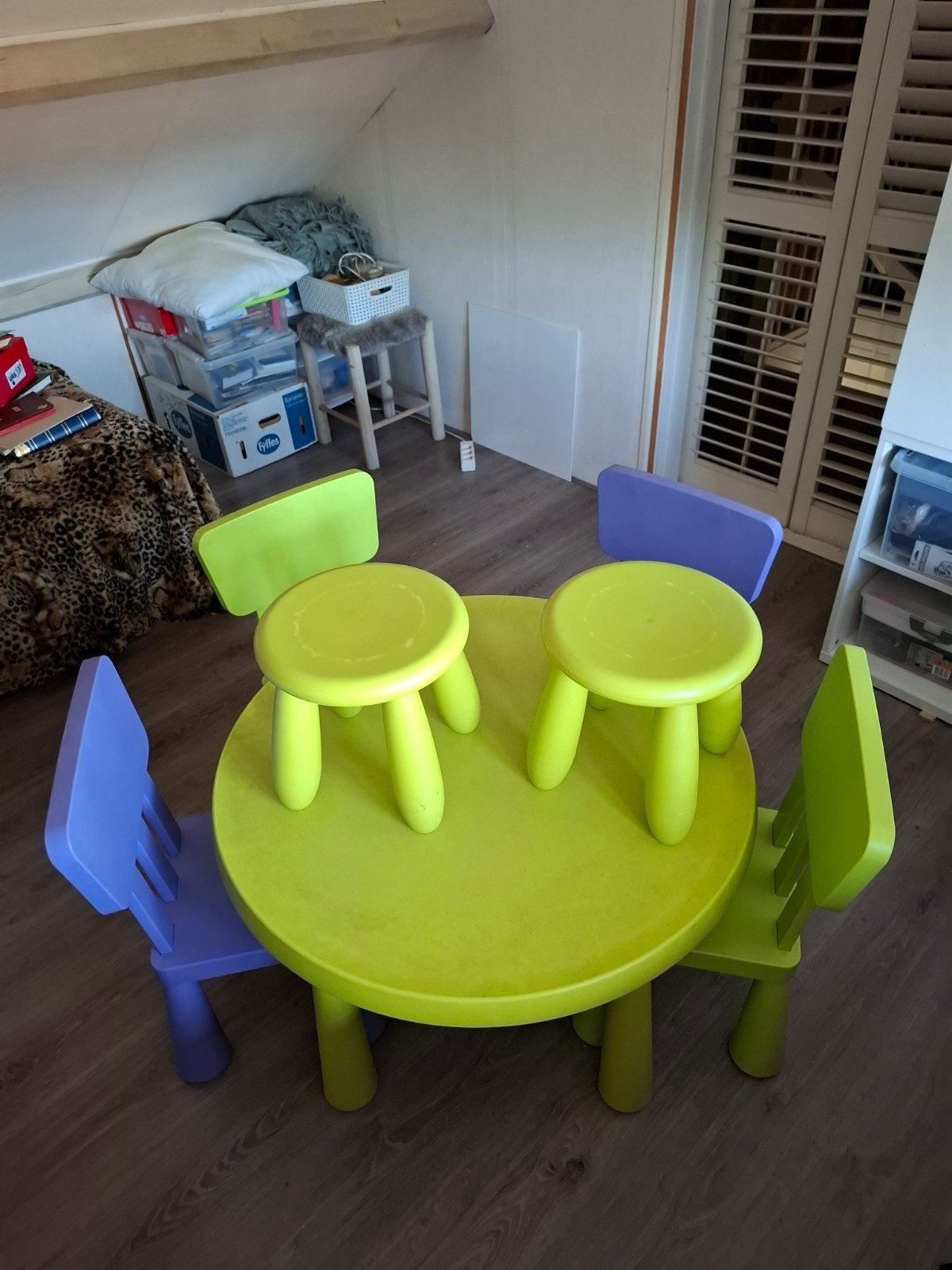 Ikea kindertafel met 4 stoeltjes en 2 krukjes., Ophalen, Gebruikt
