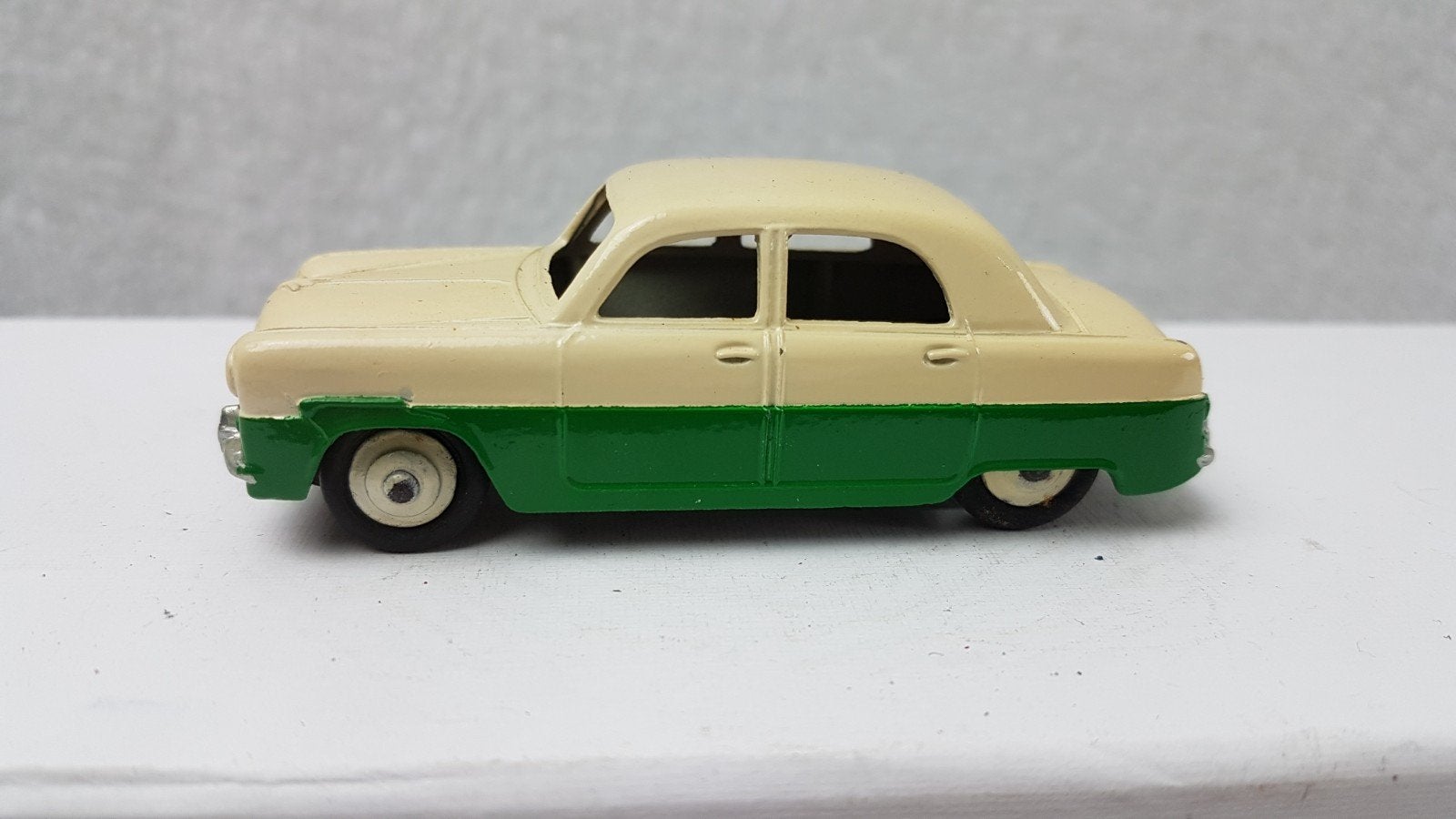 Dinky Toys Ford Zephyr 1:43 schaalmodel, Ophalen of Verzenden, Gebruikt, Auto