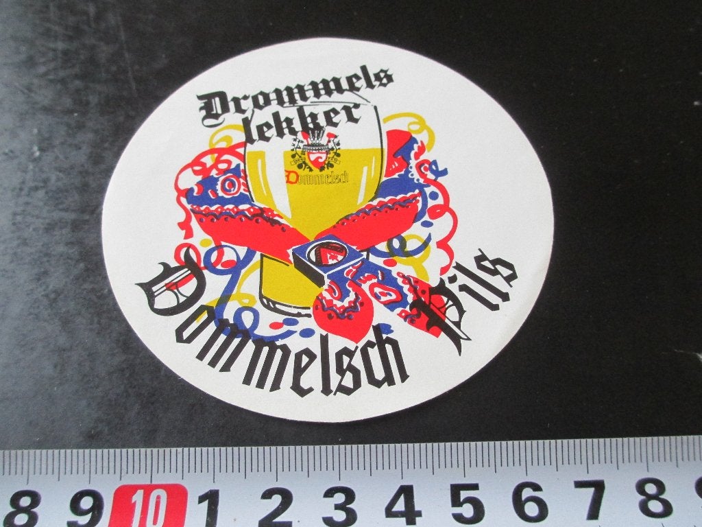 sticker DOMMELSCH PILS bier drommels lekker - carnaval, Ophalen, Zo goed als nieuw
