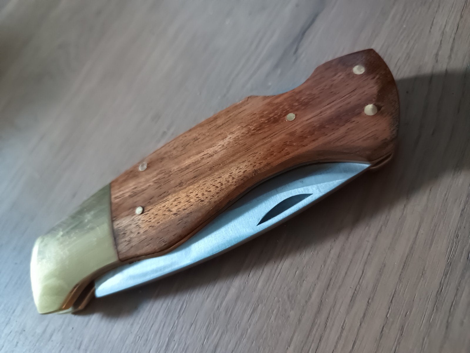jachtmes zakmes met houten handvat en messing accenten, Ophalen of Verzenden, Overige soorten, Overige gebieden, Mes of Dolk