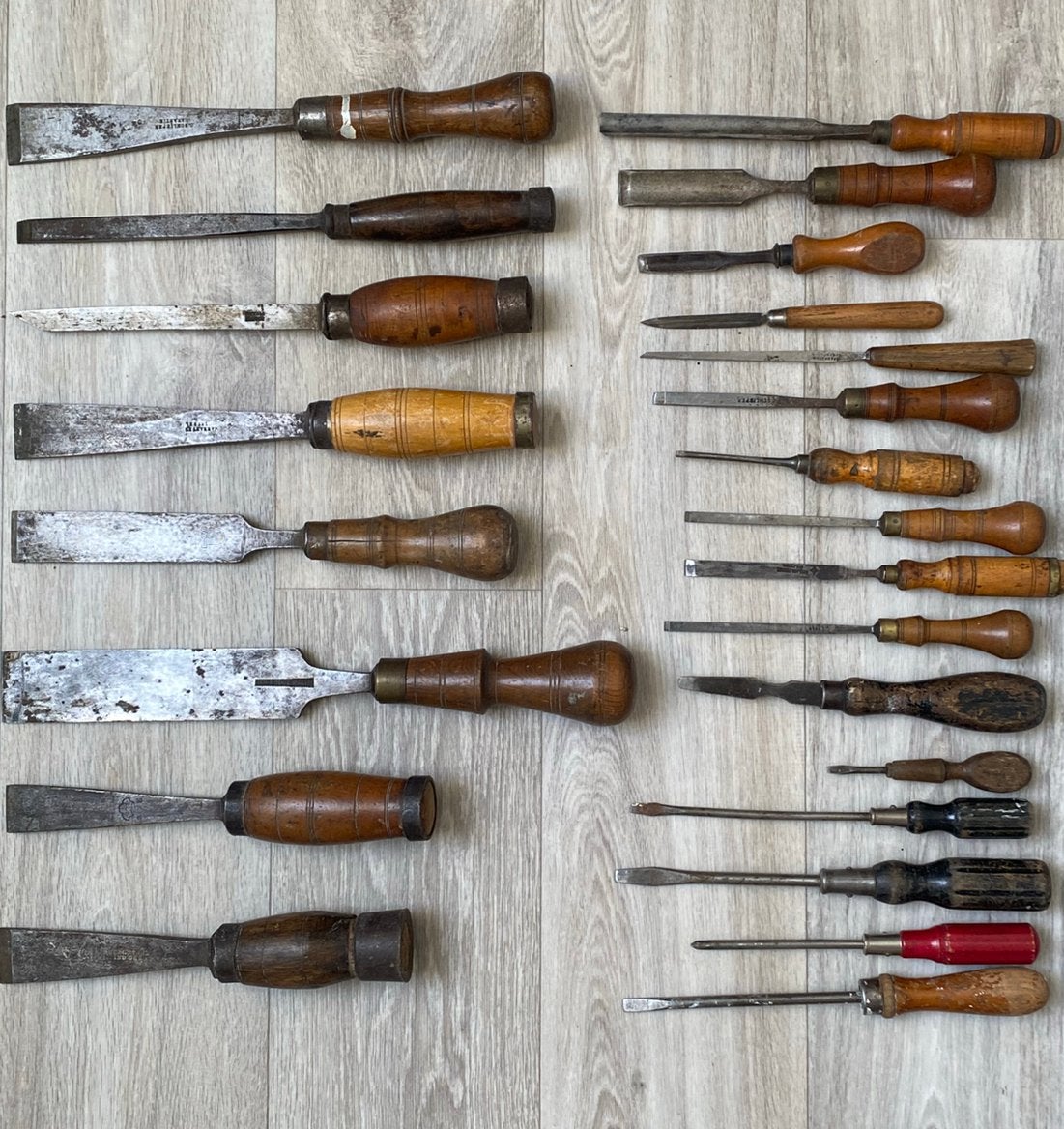 Set antieke beitels en schroevendraaaiers, Ophalen