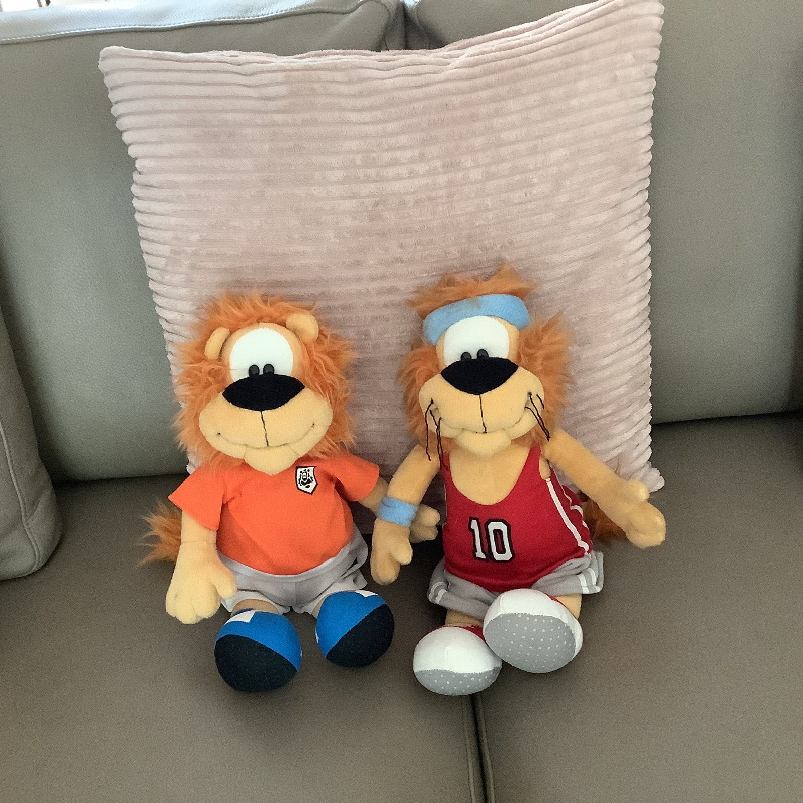 2 Loeki  de Leeuw Knuffels. Voetbal en Basketbal. 2 /€12.00., Ophalen of Verzenden, Gebruikt, Overige typen