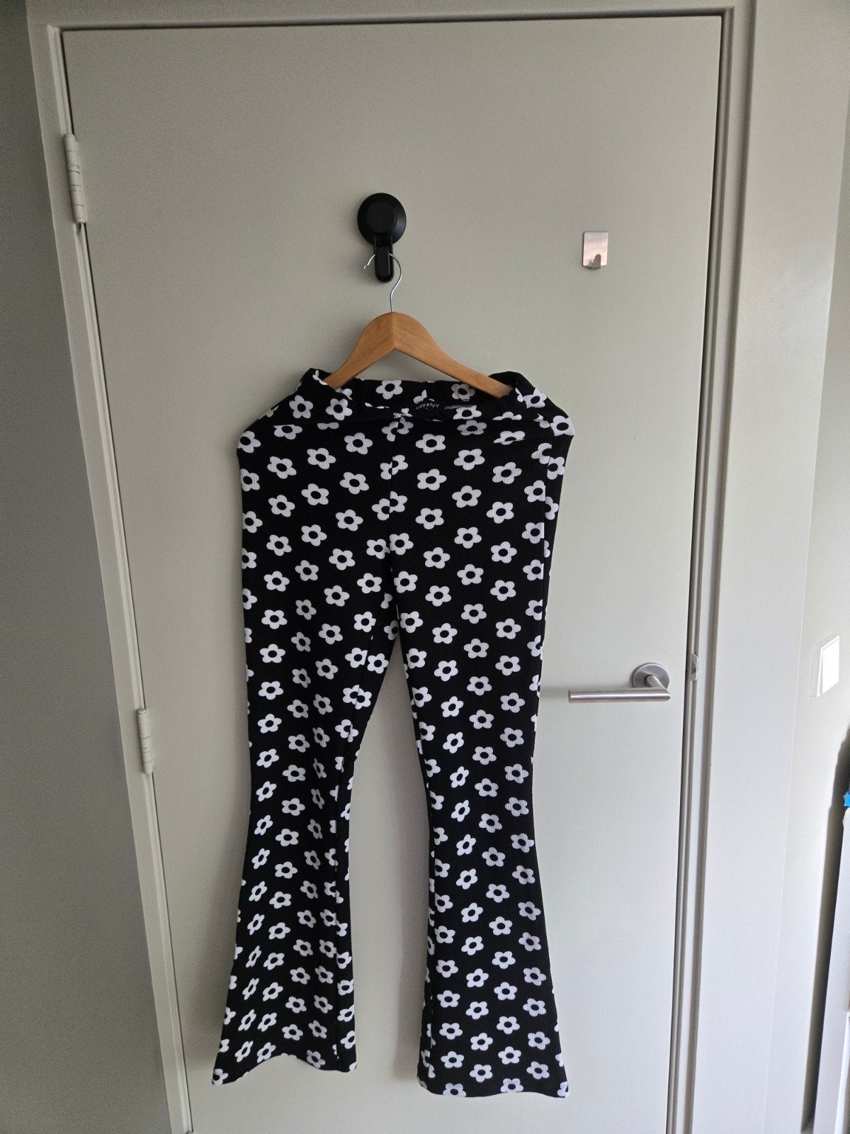 AMY & IVY flared broek met bloemenprint, AMY & IVY, Zwart, Ophalen of Verzenden, Zo goed als nieuw