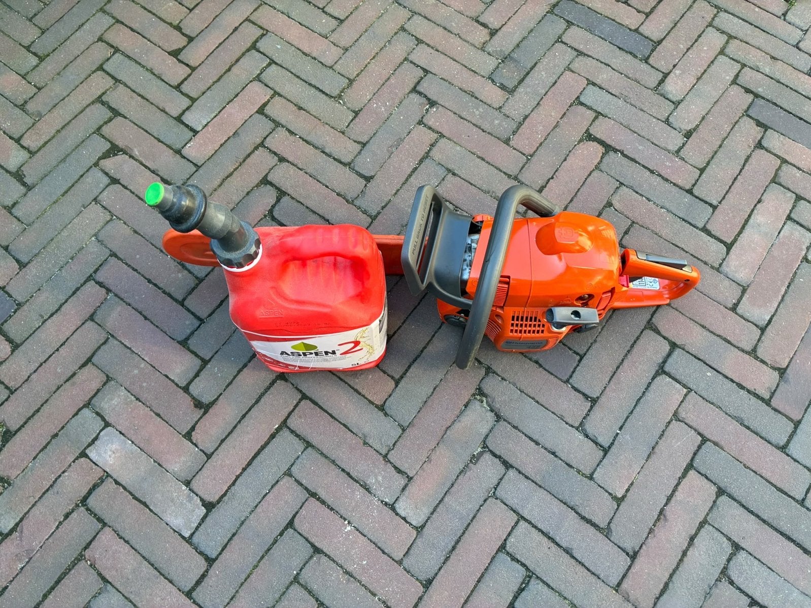 Husqvarna 435 X-torq kettingzaag met jerrycan, Doe-het-zelf en Verbouw, Ophalen, Gebruikt, Kettingzaag