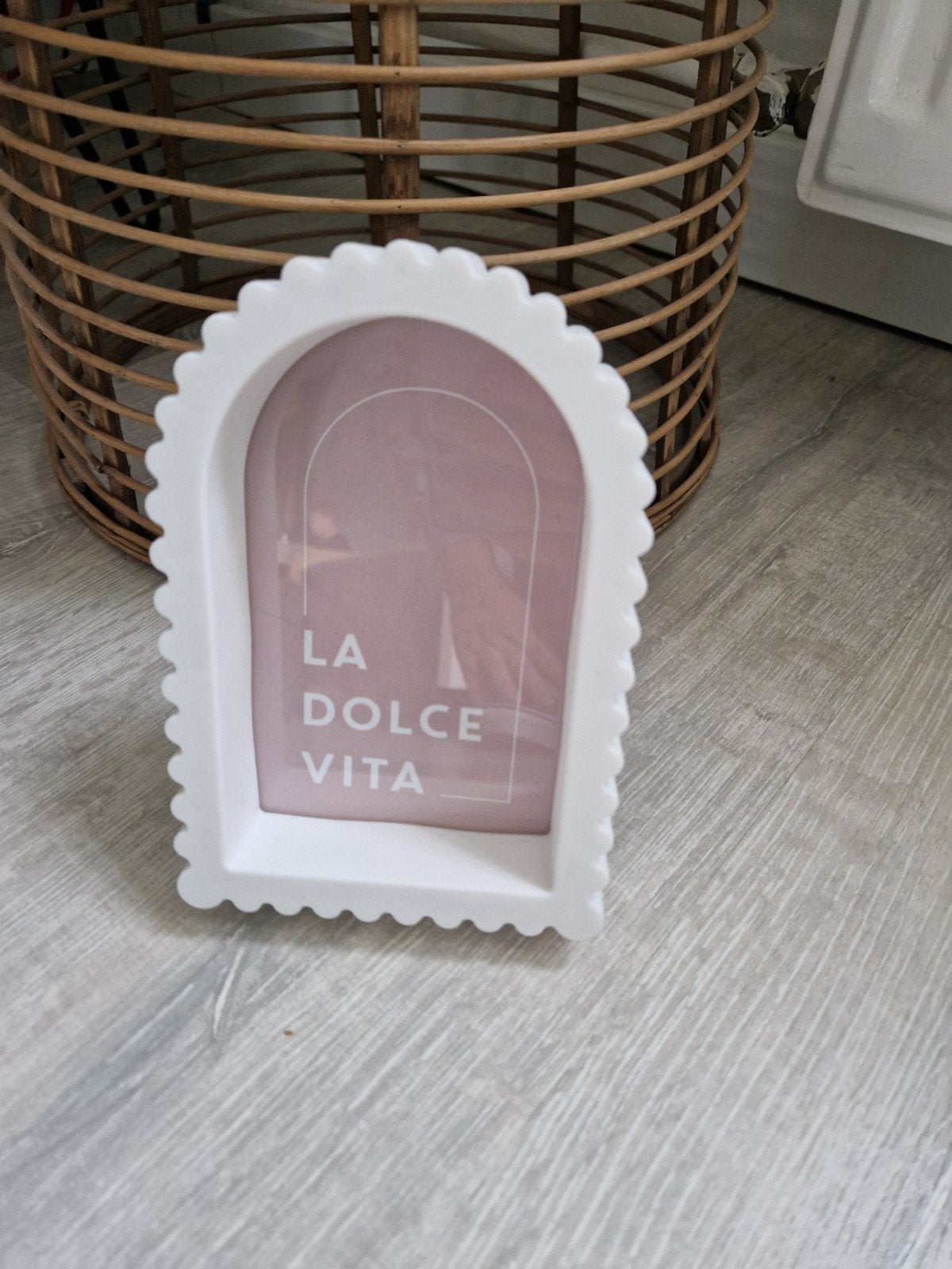 Leuke witte fotolijst met 'La Dolce Vita' tekst, Huis en Inrichting, Met glas, Kunststof, Ophalen of Verzenden, Zo goed als nieuw