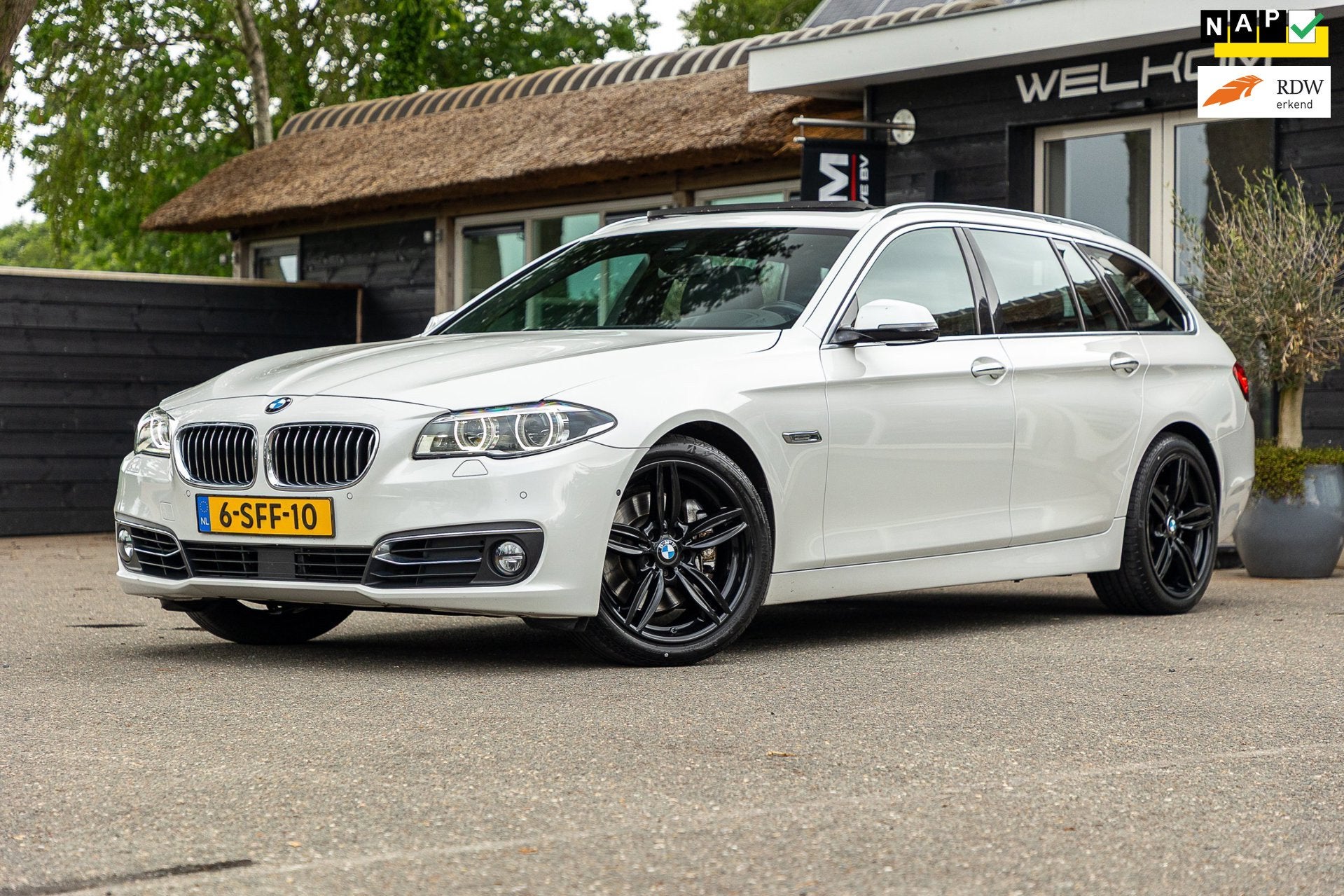 BMW 5-serie Touring 528i High Executive Panoramadak I Soft C, Auto's, BMW, Automaat, Gebruikt, 4 cilinders, 2000 kg